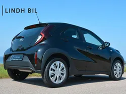 Svart (metallic – night sky black) Begagnad 2023 Toyota Aygo X-play Halvkombi | 164 900 kr (Marknadspris)