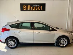 Grå Begagnad 2015 Ford Focus Halvkombi | 69 800 kr