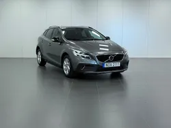 Grå Begagnad 2018 Volvo V40 CC Kombi | 199 900 kr (Marknadspris)