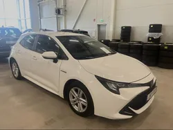 Vit Begagnad 2020 Toyota Corolla Hybrid Active Halvkombi | 199 000 kr (Marknadspris)