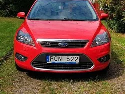 Röd Begagnad 2009 Ford Focus Titanium Halvkombi | 20 000 kr