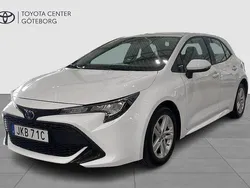 Vit Begagnad 2022 Toyota Corolla Hybrid Active Halvkombi | 229 900 kr (Marknadspris)