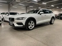 Vit Begagnad 2020 Volvo V60 CC Momentum Kombi | 314 900 kr (Marknadspris)