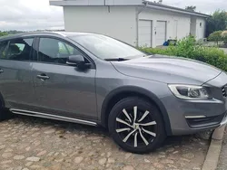 Grå Begagnad 2016 Volvo V60 CC Summum Kombi | 125 000 kr (Bra pris)