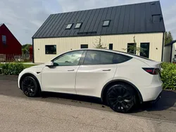 Vit Begagnad 2023 Tesla Model Y Long Range AWD SUV | 449 000 kr (Marknadspris)