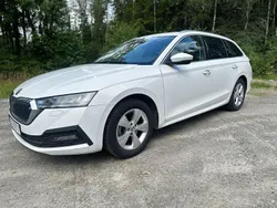 Röd (vit) Begagnad 2021 Skoda Octavia Kombi | 137 500 kr (Bra pris)