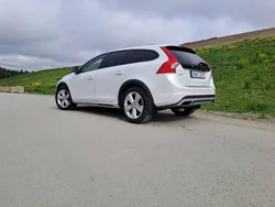 Vit Begagnad 2016 Volvo V60 CC Summum Kombi | 170 000 kr (Marknadspris)