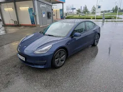 Blå Begagnad 2021 Tesla Model 3 Long Range Sedan | 270 000 kr (Marknadspris)