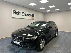 Svart Begagnad 2024 Volvo V60 CC Core Kombi | 409 500 kr (Marknadspris)