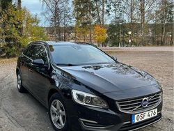 Svart Begagnad 2015 Volvo V60 Momentum Kombi | 126 000 kr (Marknadspris)