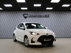 Vit Begagnad 2021 Toyota Yaris Hybrid Active Halvkombi | 169 900 kr (Marknadspris)