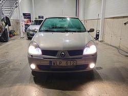 Ljusgrå Begagnad 2004 Renault Clio II Halvkombi | 19 900 kr (Marknadspris)