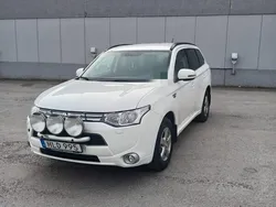 Vit Begagnad 2014 Mitsubishi Outlander P-HEV SUV | 80 000 kr (Marknadspris)