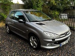 Silver Begagnad 2005 Peugeot 206 Halvkombi | 12 500 kr (Marknadspris)