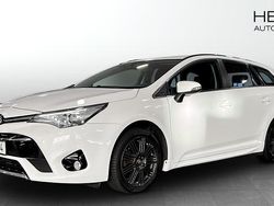 Vit (white) Begagnad 2017 Toyota Avensis Kombi | 149 900 kr (Marknadspris)
