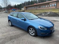 Blå Begagnad 2015 Volvo V60 Momentum Kombi | 95 000 kr (Marknadspris)