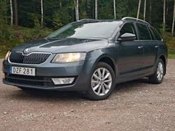 Grå Begagnad 2015 Skoda Octavia Kombi | 84 500 kr (Marknadspris)