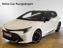 Vit Begagnad 2021 Toyota Corolla Hybrid Sport Halvkombi | 254 900 kr (Marknadspris)