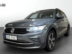 Grå (dolphin grey metallic) Begagnad 2022 VW Tiguan Life SUV | 304 900 kr (Marknadspris)