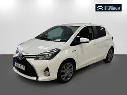 Vit Begagnad 2016 Toyota Yaris Hybrid Active Halvkombi | 129 000 kr (Marknadspris)