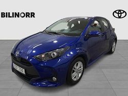 Mörkblå (blå) Begagnad 2022 Toyota Yaris Hybrid Active Halvkombi | 194 900 kr (Marknadspris)