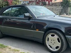 Svart Begagnad 1995 Mercedes E200 Cab | 245 000 kr