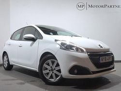 Vit Begagnad 2015 Peugeot 208 Halvkombi | 69 900 kr (Marknadspris)