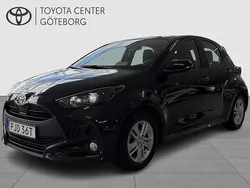 Svart Begagnad 2024 Toyota Yaris Hybrid Active Halvkombi | 239 900 kr (Marknadspris)