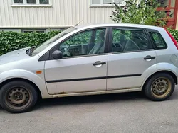 Grå Begagnad 2003 Ford Fiesta Halvkombi | 5 000 kr (Superpris)