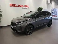 Grå (gråmet) Begagnad 2023 Peugeot 5008 GT Minibuss | 339 500 kr (Marknadspris)