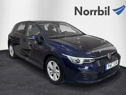 Mörkblå (atlantic blue metallic) Begagnad 2021 VW Golf VIII Halvkombi | 229 000 kr (Marknadspris)