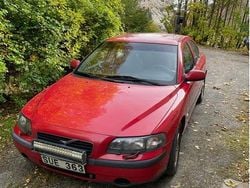 Röd Begagnad 2002 Volvo S60 Sedan | 34 000 kr (Marknadspris)