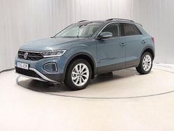 Mörkblå (petroleum blue metallic) Begagnad 2024 VW T-Roc Life SUV | 318 900 kr (Lite dyr)