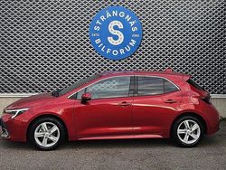 Röd Begagnad 2023 Toyota Corolla Hybrid Executive Halvkombi | 289 000 kr (Marknadspris)