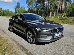 Grå Begagnad 2022 Volvo V60 CC Kombi | 279 900 kr (Bra pris)