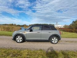Grå Begagnad 2017 Mini Cooper Pepper Halvkombi | 111 900 kr (Marknadspris)