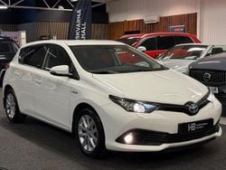 Vit Begagnad 2018 Toyota Auris Hybrid Comfort Halvkombi | 159 900 kr (Marknadspris)