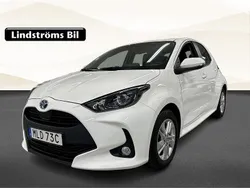 Vit Begagnad 2022 Toyota Yaris Hybrid Active Halvkombi | 213 000 kr (Marknadspris)