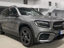 Mörkgrå Begagnad 2024 Mercedes GLB220 AMG line SUV | 529 000 kr (Marknadspris)
