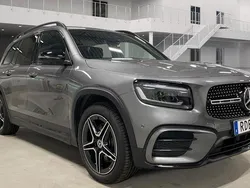 Mörkgrå Begagnad 2024 Mercedes GLB220 AMG line SUV | 529 000 kr (Marknadspris)