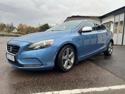 Blå Begagnad 2015 Volvo V40 Momentum Kombi | 98 000 kr (Marknadspris)