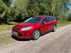 Röd Begagnad 2011 Ford Focus Trend Kombi | 34 000 kr (Marknadspris)