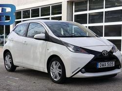 Vit Begagnad 2016 Toyota Aygo X-play Halvkombi | 64 900 kr (Marknadspris)