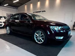 Mörkröd (röd) Begagnad 2013 Skoda Octavia Ambition Halvkombi | 94 900 kr (Lite dyr)