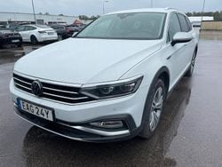 Vit (glaciärvit metallic) Begagnad 2024 VW Passat Alltrack Executive Kombi | 365 000 kr (Marknadspris)