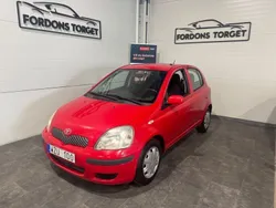 Röd Begagnad 2005 Toyota Yaris Halvkombi | 29 900 kr (Marknadspris)