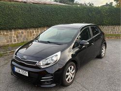 Svart Begagnad 2015 Kia Rio Halvkombi | 95 000 kr (Marknadspris)