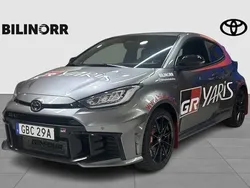 Silver Ny 2024 Toyota Yaris Premium Halvkombi | 579 900 kr (Marknadspris)