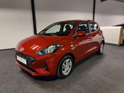 Röd Ny 2024 Hyundai i10 Essential Halvkombi | 196 400 kr (Marknadspris)