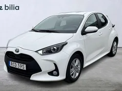 Vit Begagnad 2023 Toyota Yaris Hybrid Active Halvkombi | 229 900 kr (Marknadspris)